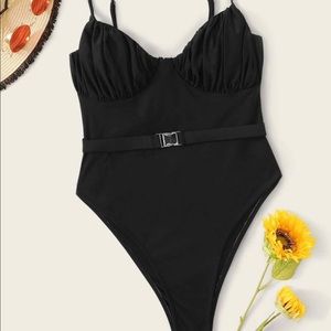 One piece 𝒮𝓌𝒾𝓂𝓈𝓊𝒾𝓉 ♡